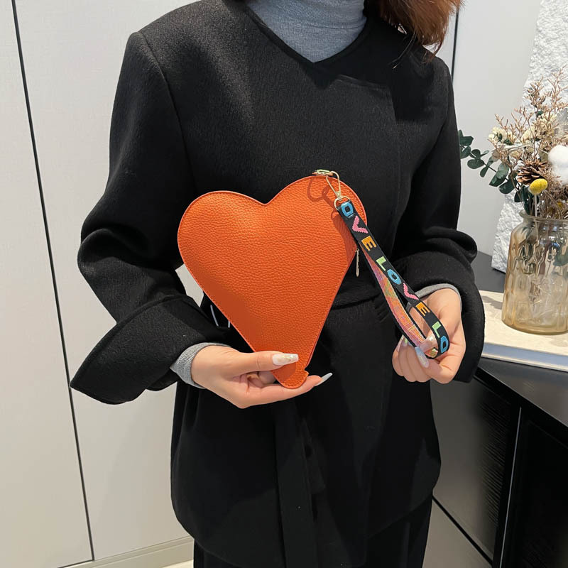 Cross-border Women's Bag 2025 Spring New Style European and American fashionable heart-shaped bag, versatile handbag, red envelope for women details Picture