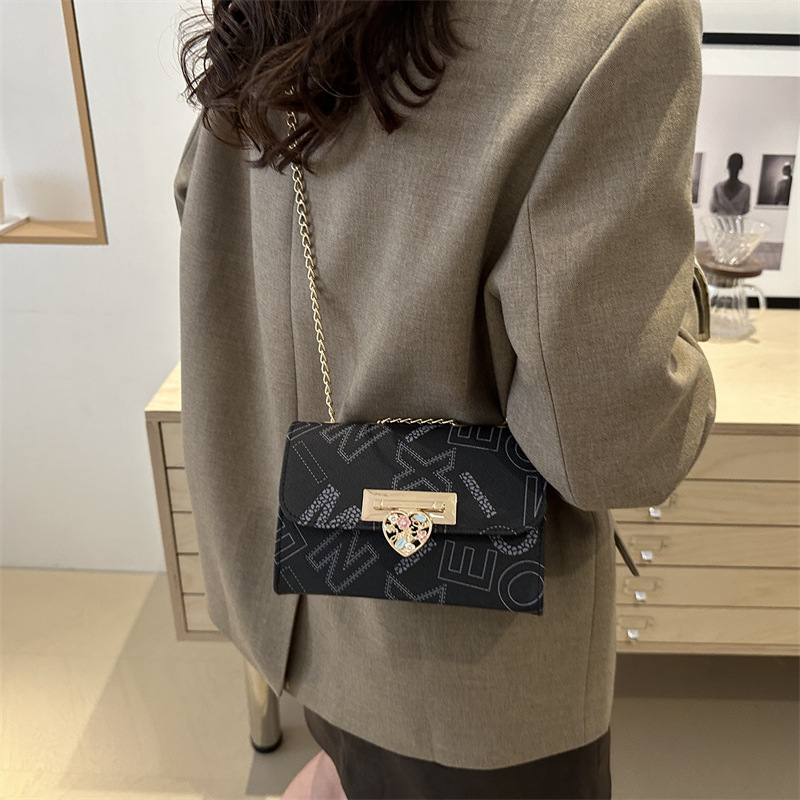The new 2024 autumn collection features a niche design hand-held small square bag, which is fashionable, trendy and elegant. It is a chain single-shoulder crossbody bag Specification drawing
