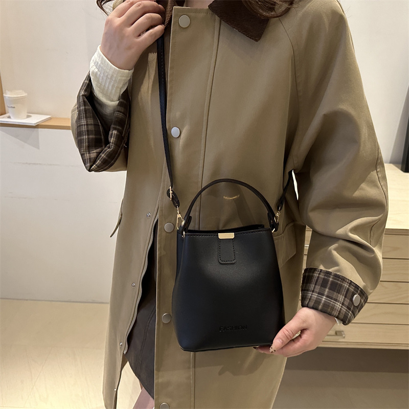 The 2024 new retro bucket bag for women is a fashionable handbag for ladies. It is a solid color, simple and large-capacity single-shoulder bag Specification drawing