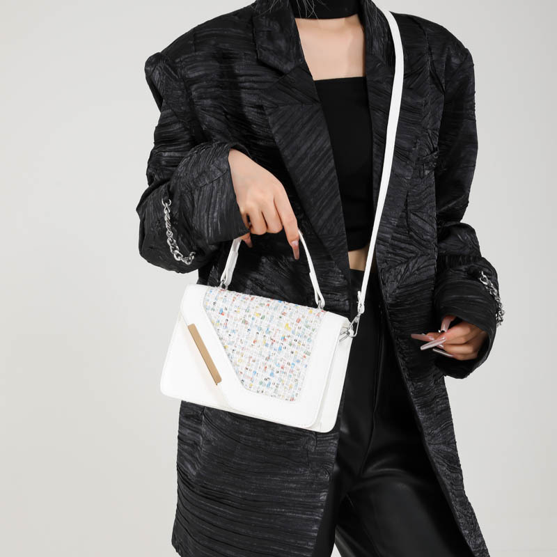 A trendy and stylish small square bag for women in the autumn of 2024, featuring a Korean style single-shoulder crossbody details Picture