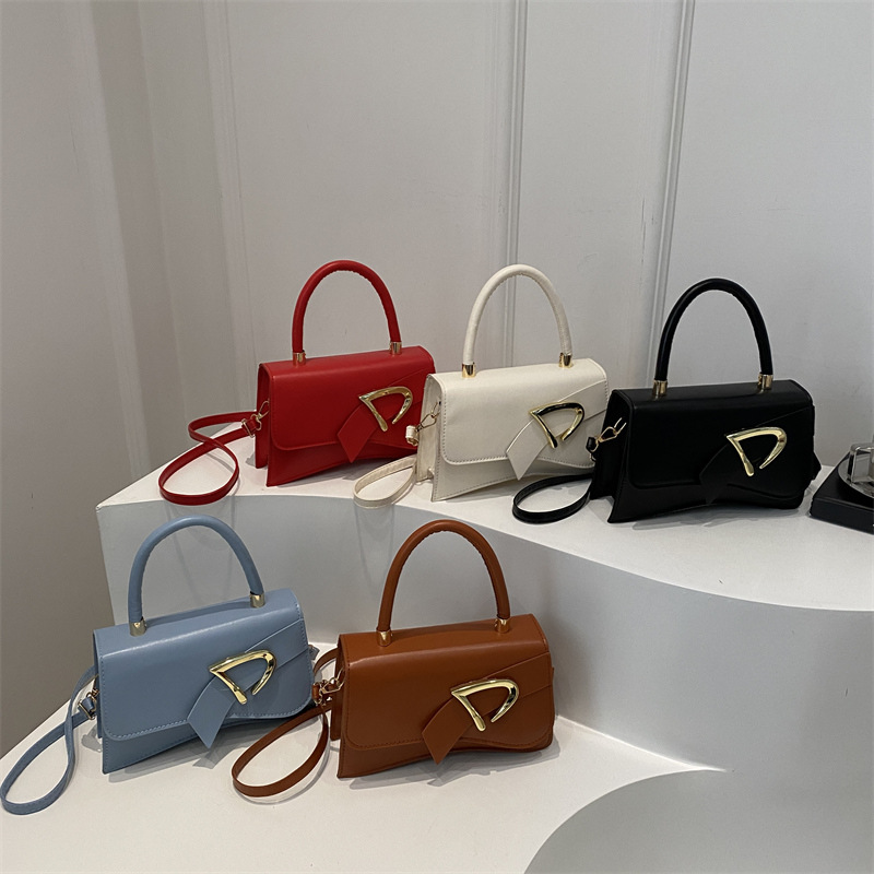 A trendy retro casual fashion 2025 new style Korean-style solid color hand-held shoulder crossbody small square bag Application Scenario