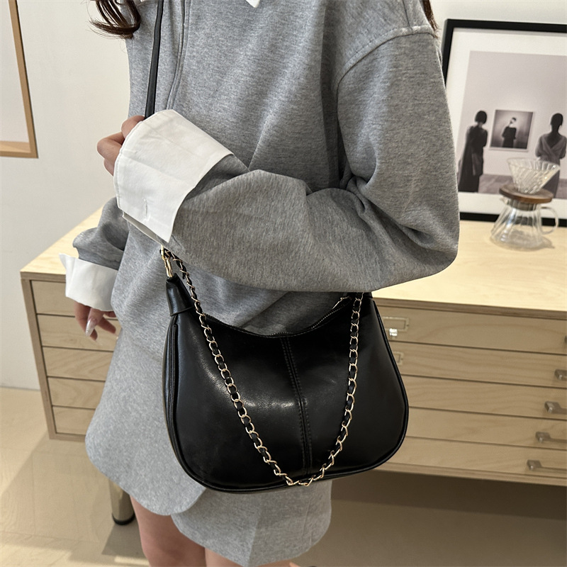This year's popular underarm bags are the 2025 retro chain pillow bag, a fashionable and stylish single-shoulder bag, and a versatile crossbody bag Specification drawing