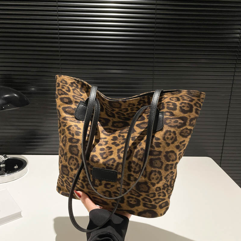 Leopard print suede bag for women, new winter 2024 trendy and fashionable school-style tote bag, a large capacity bag for casual commuting full figure