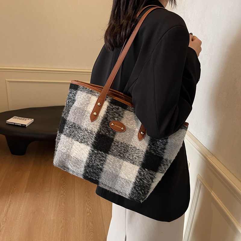 Large-capacity, stylish and trendy commuter 2024 winter new style woolen checkered single-shoulder tote bag for women details Picture