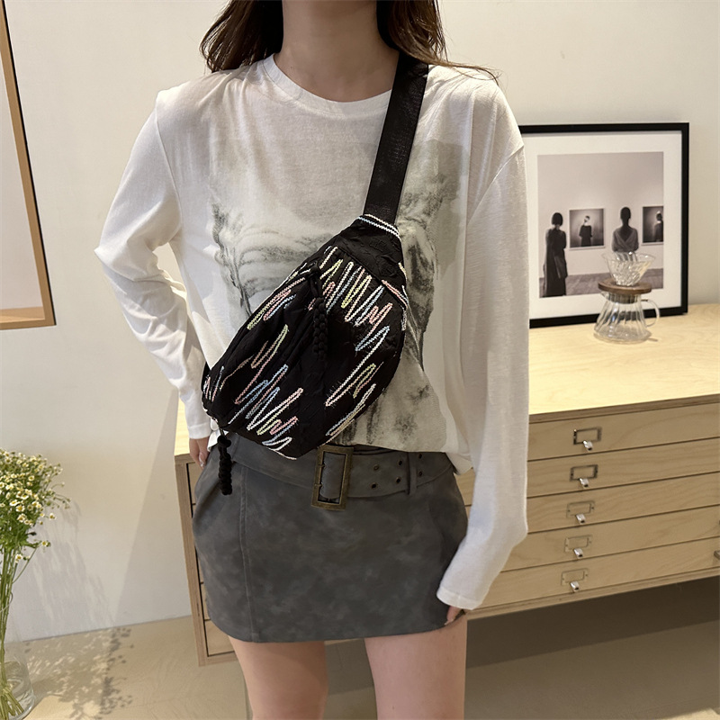 New fashionable and simple chest bag, best-selling large-capacity single-shoulder crossbody bag, outdoor travel crossbody small bag, women cross-border travel Application Scenario