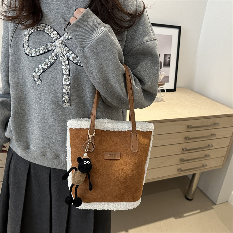Personalized and fashionable underarm bucket bag 2024 Winter new style casual, stylish, simple and retro single-shoulder hand-carry commuting bag details Picture