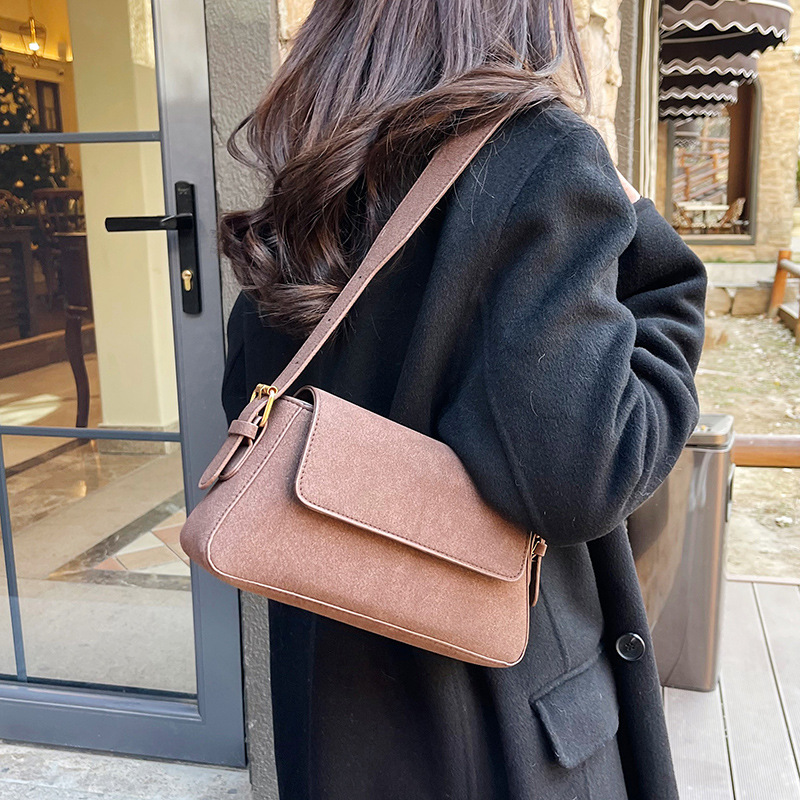 A fashionable solid-color bag for women's winter, a high-end baguette bag, a new 2024 fashionable and niche single-shoulder underarm bag Specification drawing