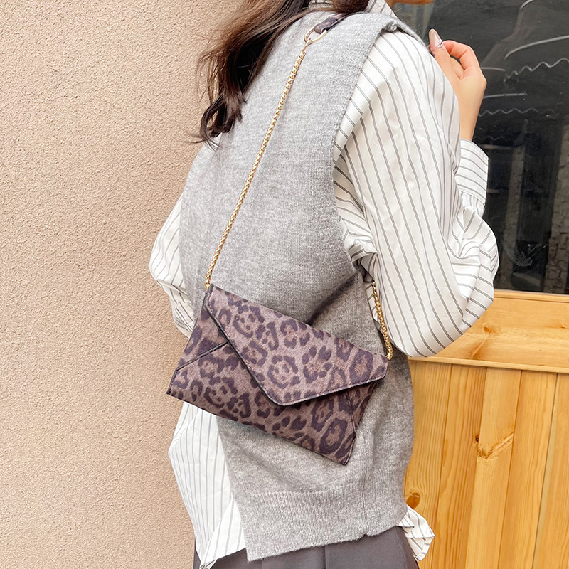 This year, niche leopard print bags are in vogue. The new winter 2024 collection for women is stylish and individualistic, featuring a single-shoulder, underarm bag and a small square bag Specification drawing