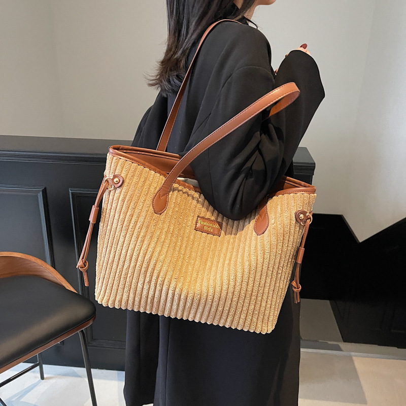 Retro patchwork texture high-end large-capacity commuter bag, fashionable tote bag, 2024 new style versatile shoulder bag details Picture