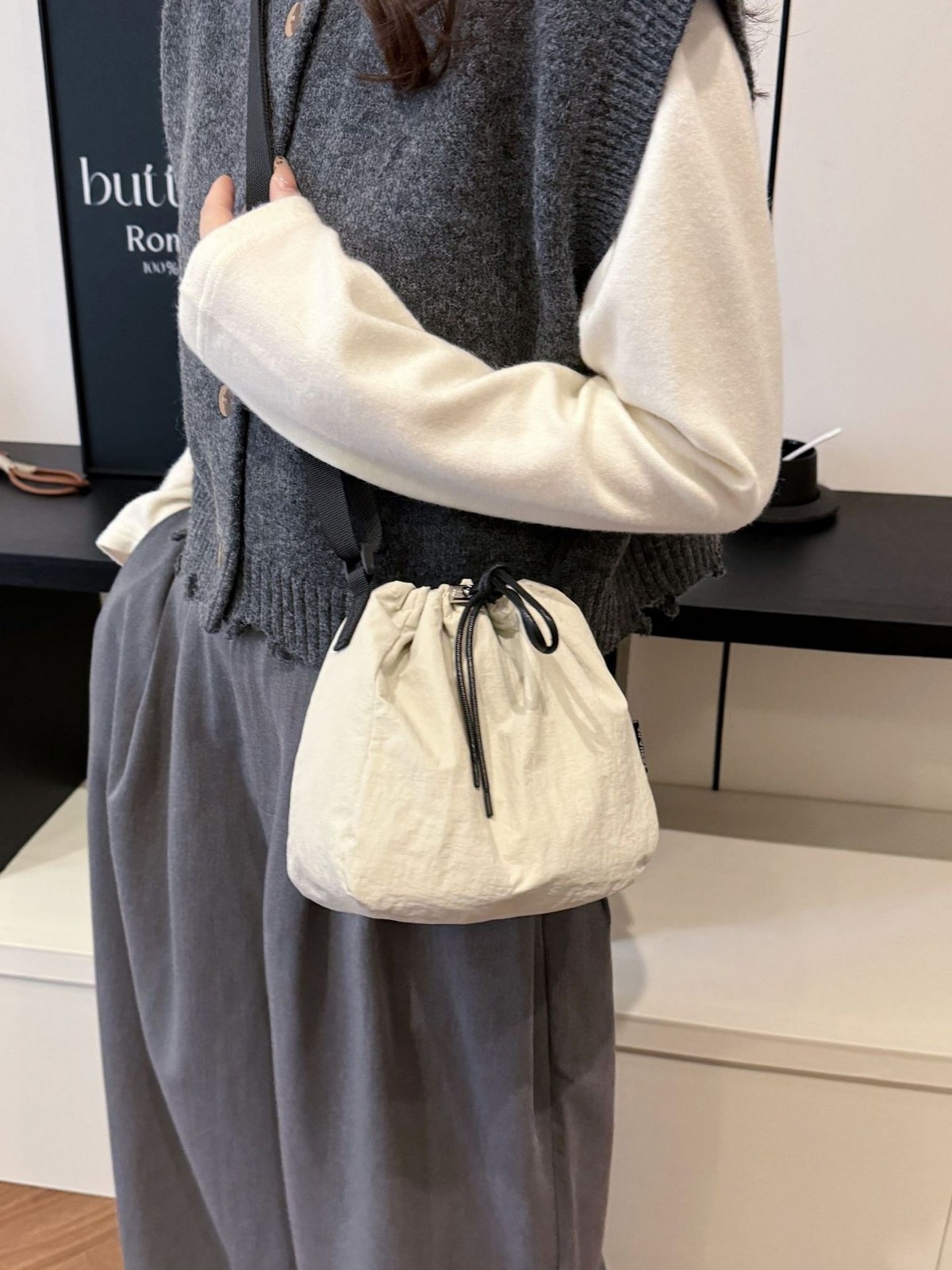 Japanese-style nylon lightweight crossbody bag with drawstring design, mini bucket bag, simple solid color, ins style, versatile mobile phone bag Application Scenario