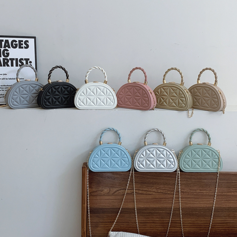 Spring 2025 new casual and personalized crossbody bag, a niche design for women, a diamond-shaped hand-held semi-round bag, a fashionable single-shoulder bag Application Scenario