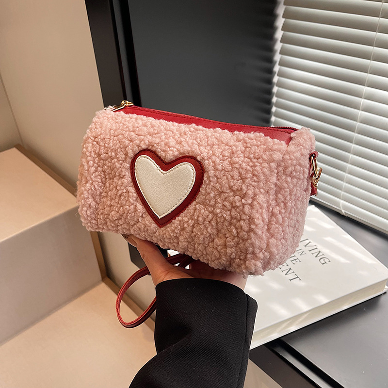 A new large-capacity cross-border winter plush handbag, a cute and heartwarming lambskin single-shoulder crossbody bag full figure