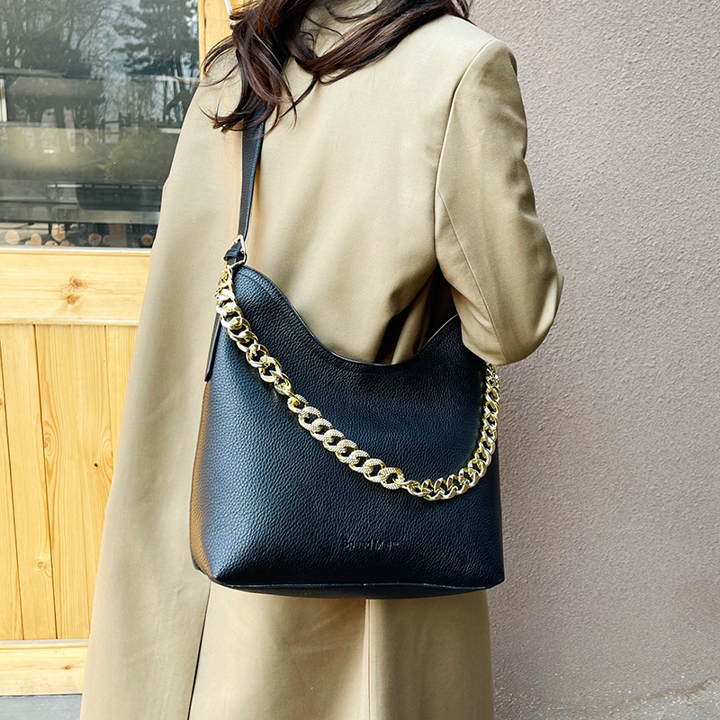 The new spring 2025 collection features a simple, elegant and high-end single-shoulder bag, a large-capacity commuter bag, a tote bag, and a fashionable and versatile women's bag Specification drawing