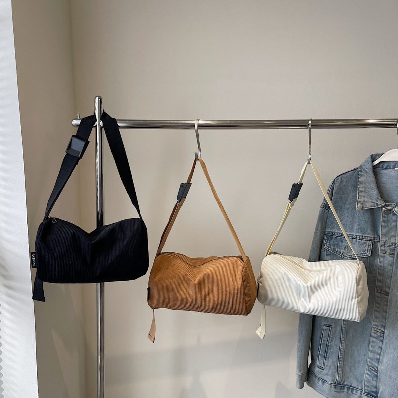 Corduroy bags are versatile for women in winter. The new 2024 fashionable single-shoulder crossbody bag is popular this year, and the women's pillow bag is in fashion Application Scenario