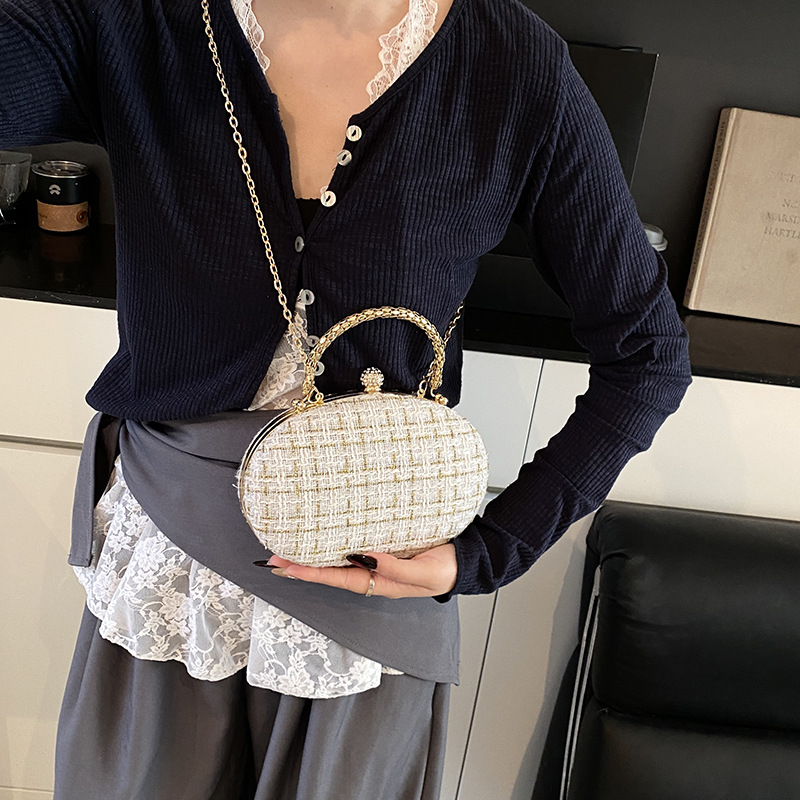 This year, the 2025 new style of shell bags is in vogue. The chain crossbody bag for the socialite's dinner is elegant and simple. It's a hard shell single-shoulder bag details Picture