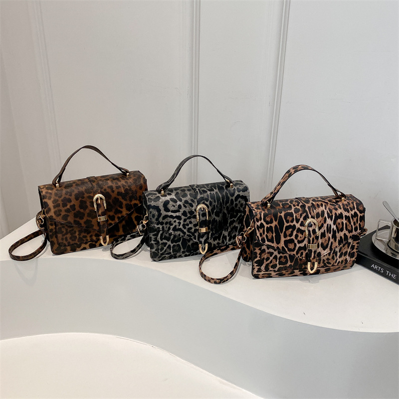 Small square bag, leopard print bag, fashionable small bag, stylish and simple, 2024 new trendy single-shoulder bag, crossbody bag Application Scenario