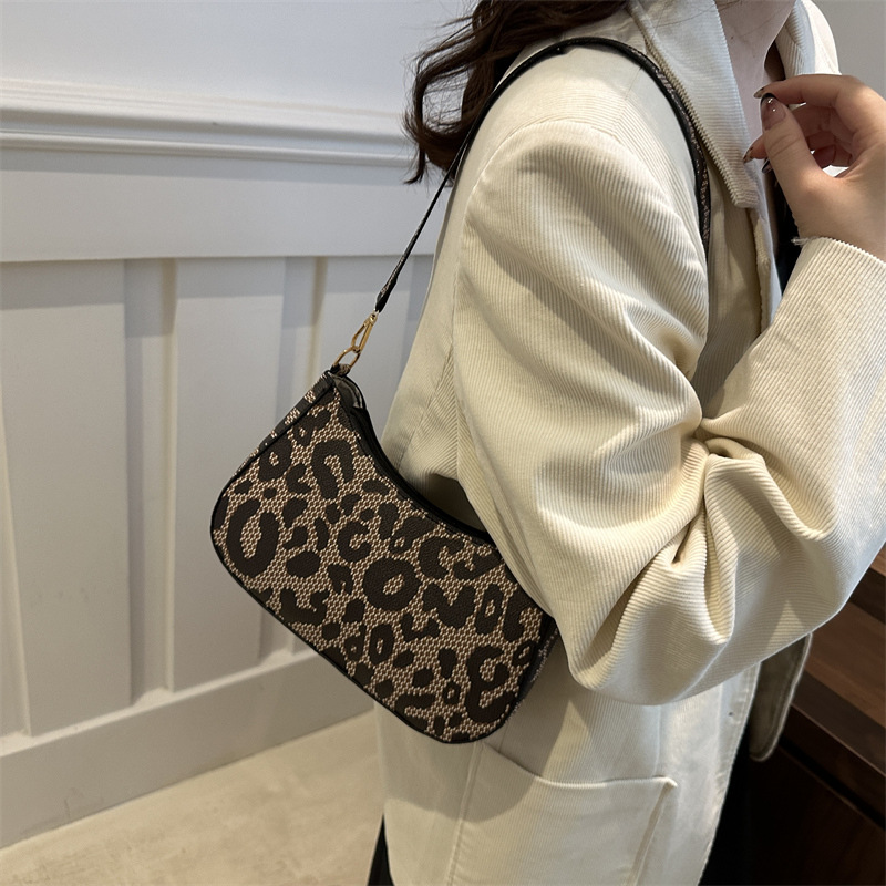 2024 New trendy winter minimalist leopard print single-shoulder underarm bag, fashionable crossbody small bag, casual printed women's bag details Picture