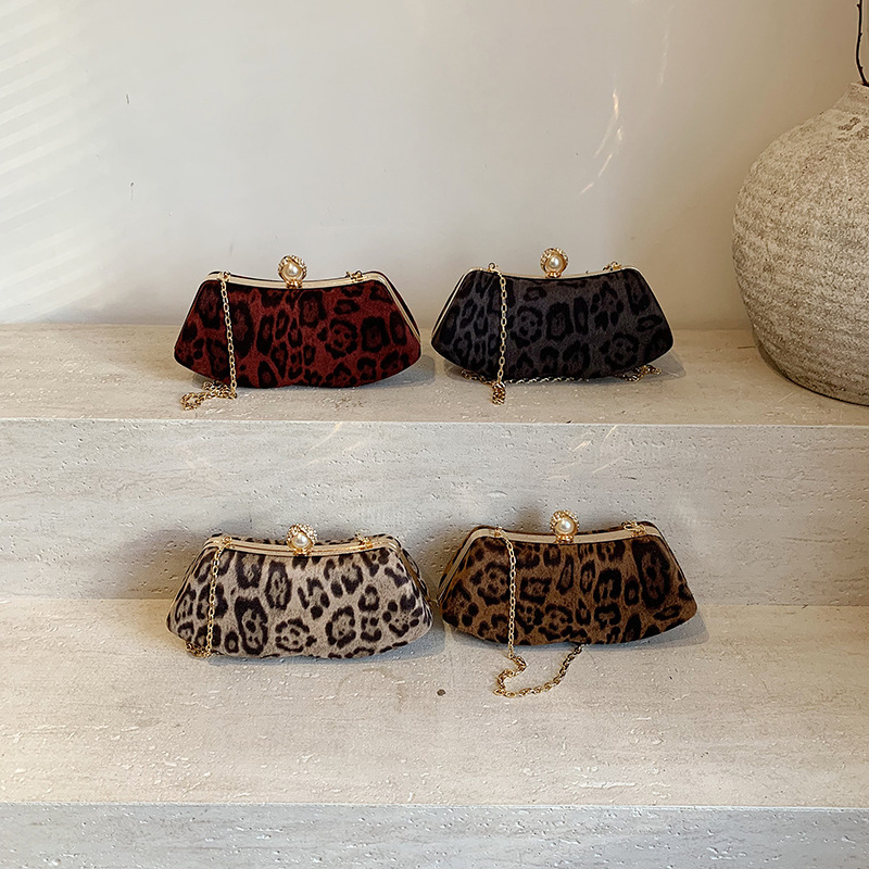 Retro leopard print handbag for women, 2024 new style ladies' evening bag, commuting fashion, versatile, single-shoulder crossbody bag for women Application Scenario