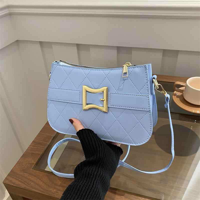 This year, the diamond-patterned embroidered thread bag, a retro women's crossbody bag, and the new winter 2024 fashionable and simple single-shoulder bag are all in vogue full figure