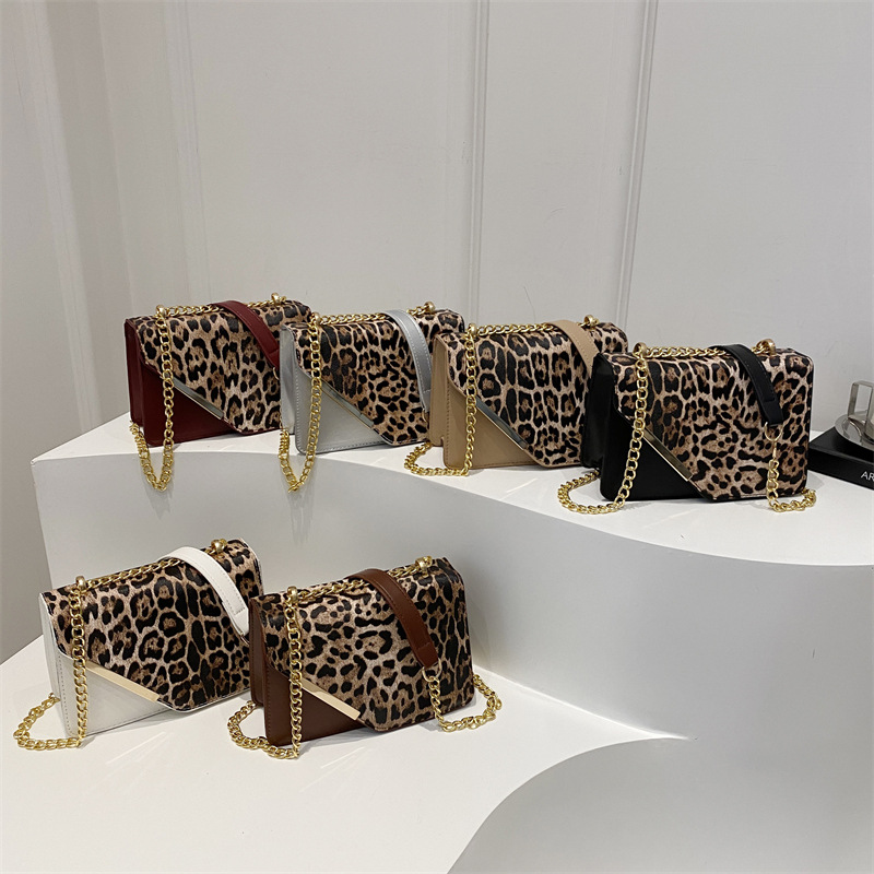2024 New stylish and versatile single-shoulder crossbody bag with a high-end and niche design, underarm bag, women's leopard print small square bag Application Scenario
