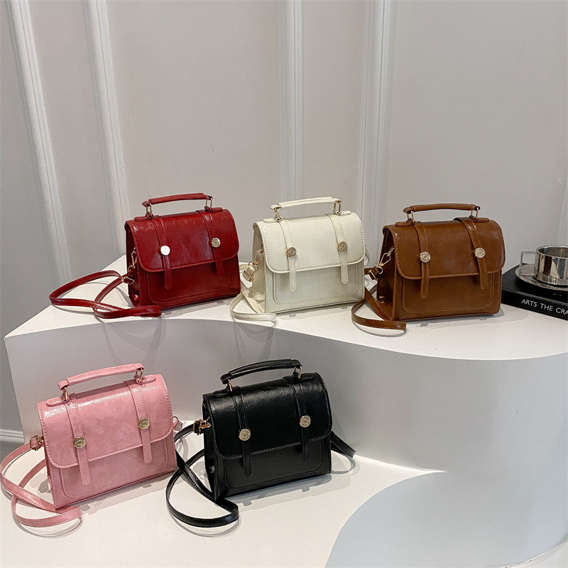 This is a simple and fashionable handbag with a commuting feel. It is a versatile Instagram single-shoulder crossbody bag and a small square bag for women Application Scenario