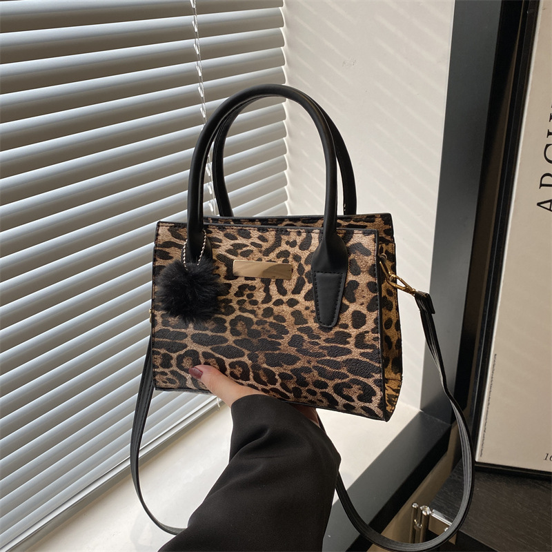 A new cross-border fashion leopard print single-shoulder bag for women in the 2024 autumn and winter season, featuring a stylish and large-capacity commuting crossbody bag full figure