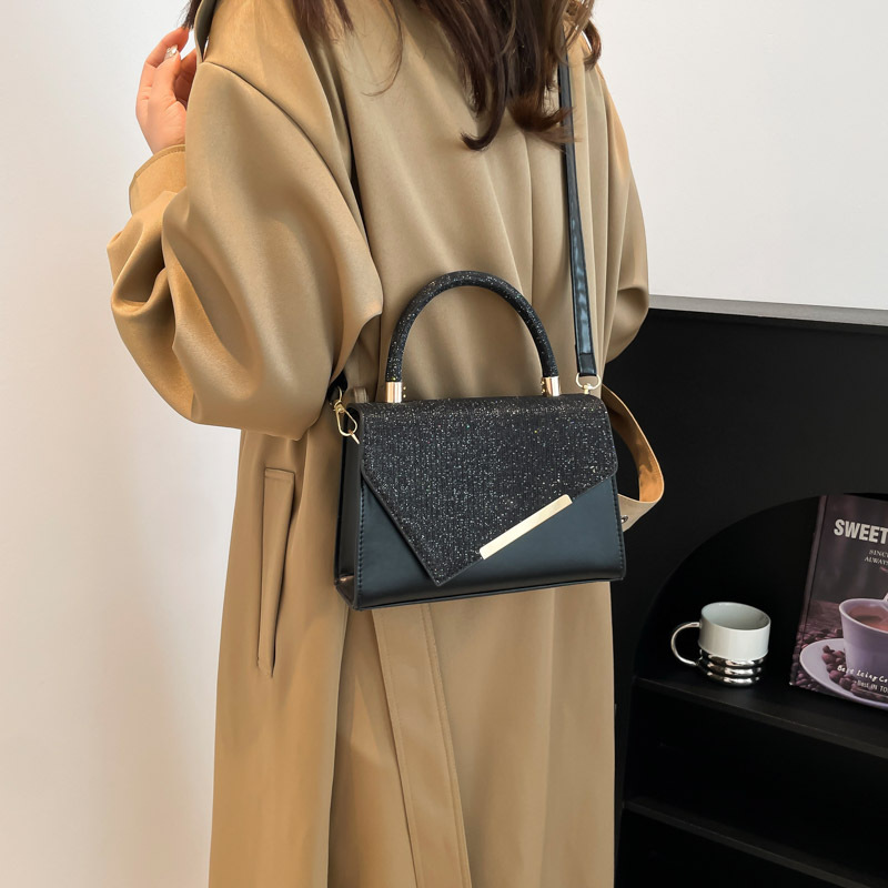 The 2024 new French niche fashion women's bag features a combination of underarm bags for commuting, hand-held women's bags, and a crossbody bag, creating a cross-border trend details Picture