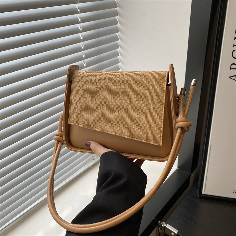 A niche design women's bag for 2024, featuring a large capacity and small square design. It is a high-quality commuting single-shoulder, hand-carry and underarm bag for women full figure
