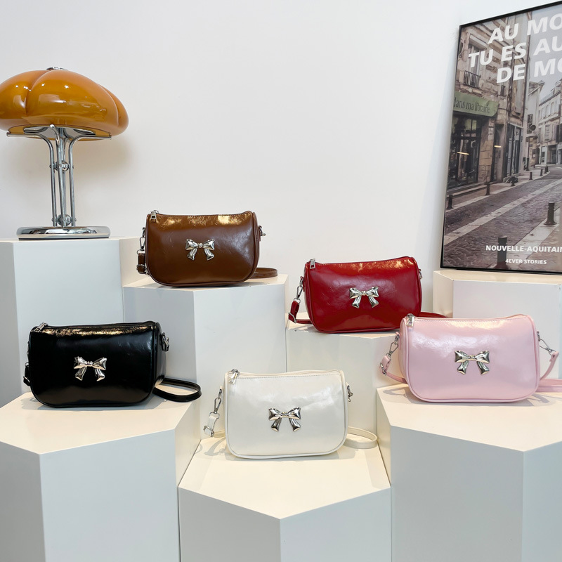 This year, a trendy Korean-style bow leather single-shoulder bag for women's 2024 winter commuting crossbody is in fashion Application Scenario