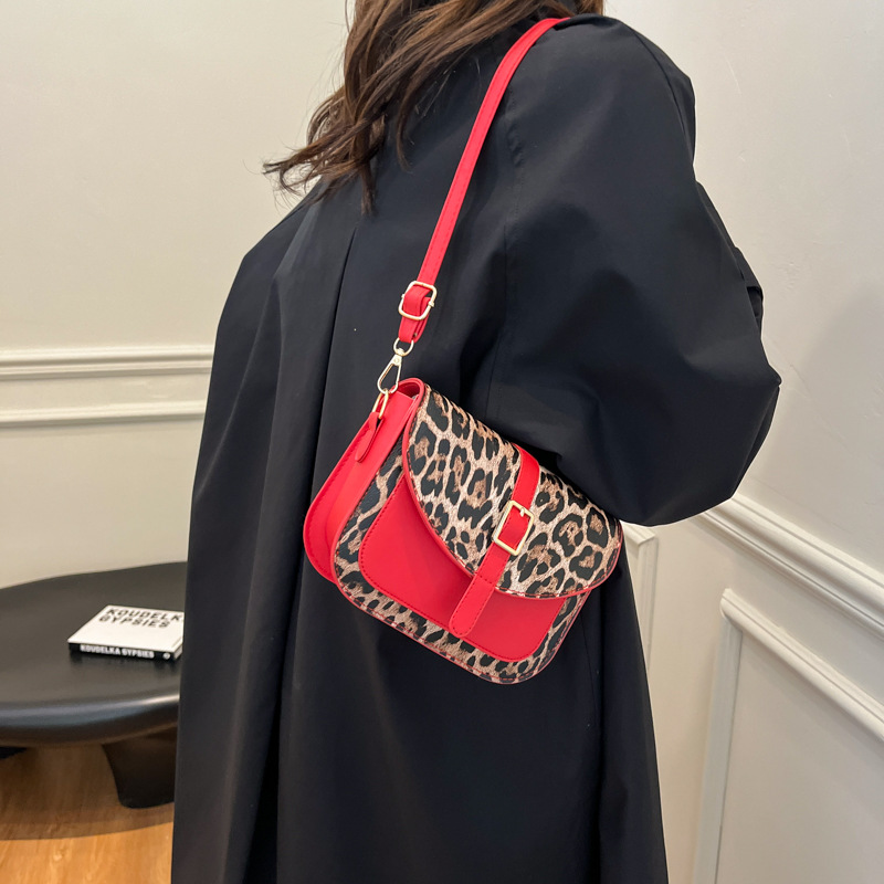 2025 New style, unique and niche design, Korean-style fashionable saddle bag, elegant leopard print women's single-shoulder crossbody underarm bag details Picture