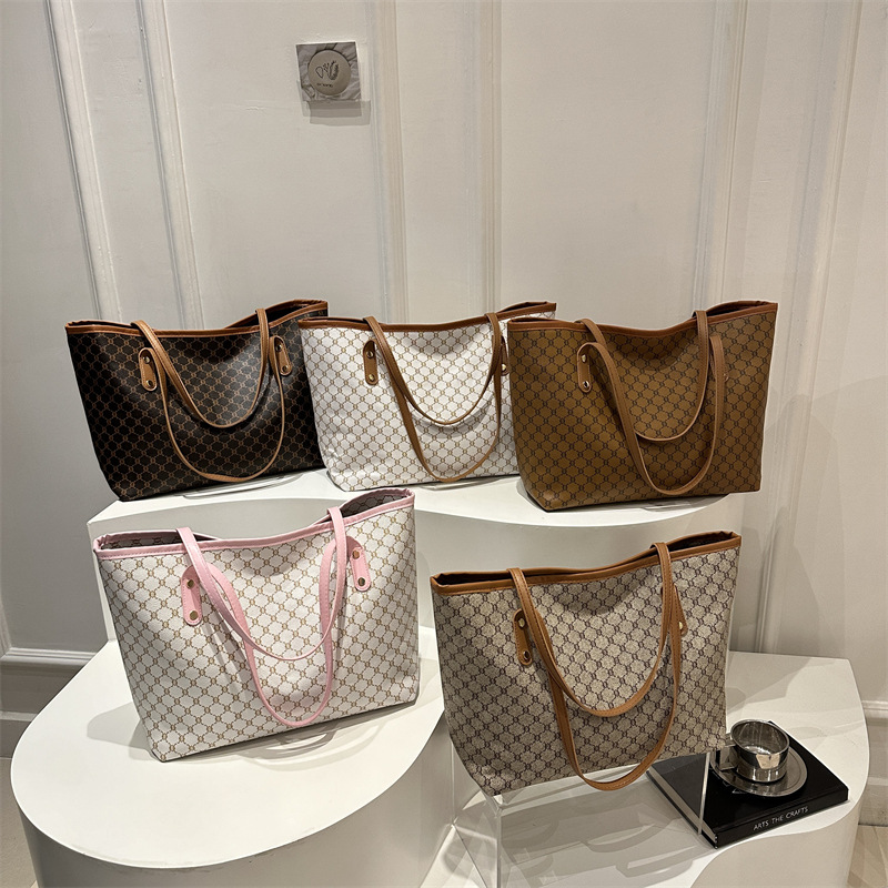 High-end large-capacity bag 2025 new style, niche and versatile commuting bag, trendy mother and child bag, hand-held tote bag for women Application Scenario