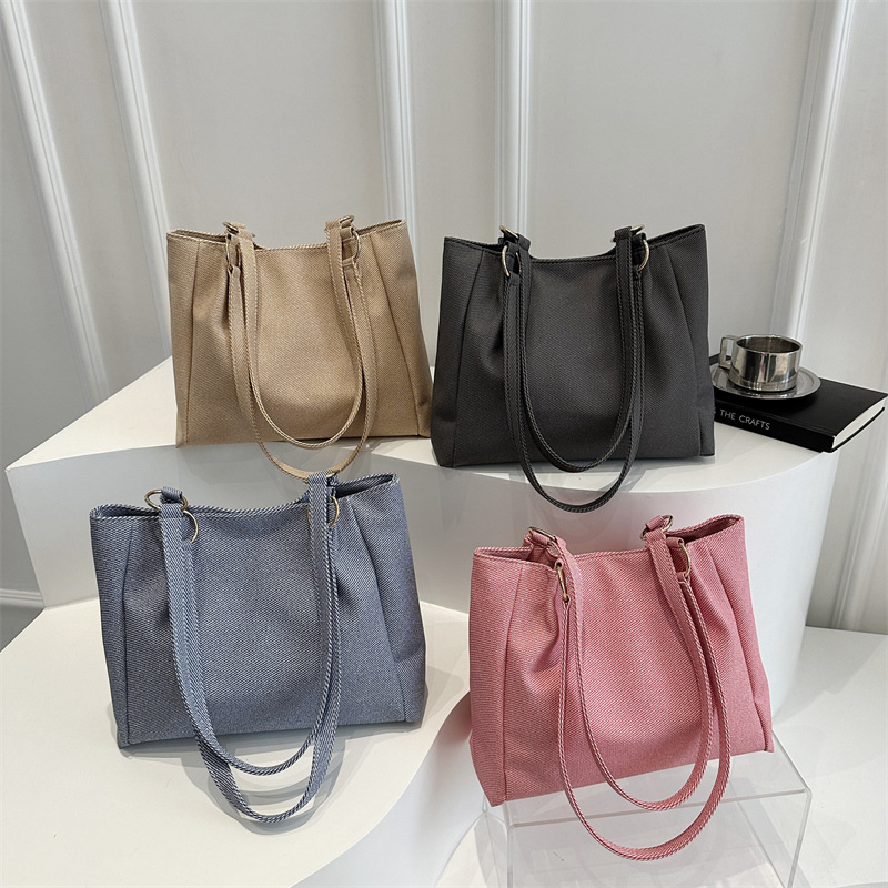 New trendy and versatile single-shoulder handbag, casual for classes and commutes, tote bag for women Application Scenario