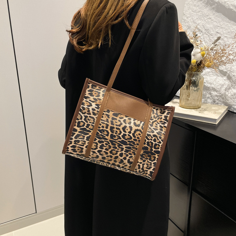 Korean retro large-capacity underarm bag, a new casual tote bag for women in autumn and winter, a high-end commuting single-shoulder bag details Picture