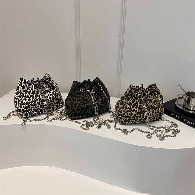 2025 New leopard print trendy and simple single-shoulder bag, simple and casual commuting bucket bag, simple and fashionable crossbody women's bag Application Scenario