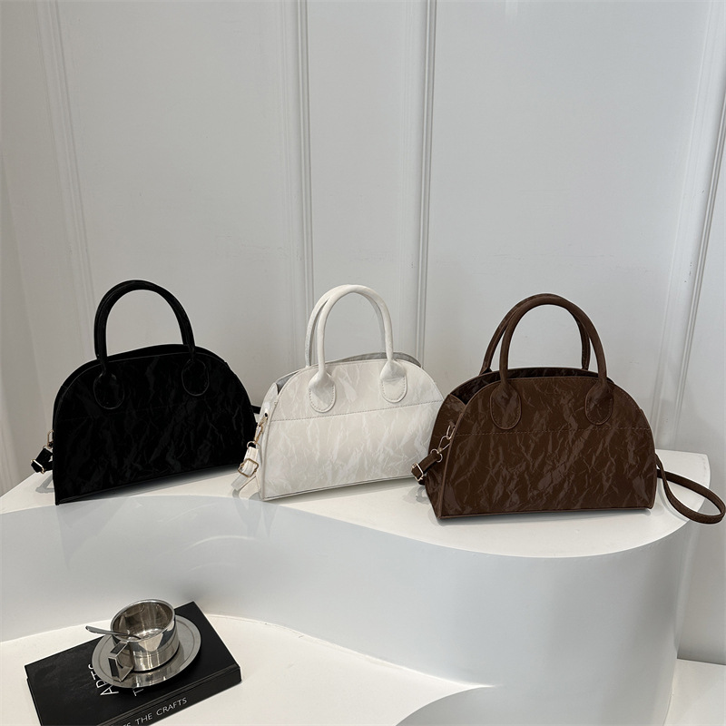Cross-border retro deerskin fleece hand-held commuter bag, 2024 winter new trendy tote bag, large-capacity crossbody bag Application Scenario