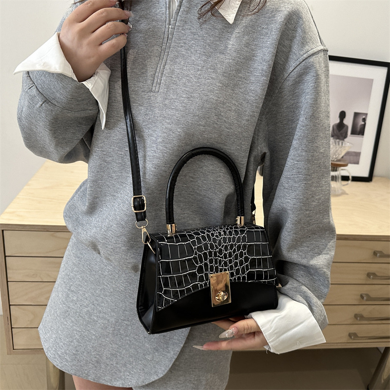 "Little Bag Girl 2025 New Korean-style stylish girl's fresh hand-carried small square bag, fashionable and simple single-shoulder crossbody bag. Specification drawing