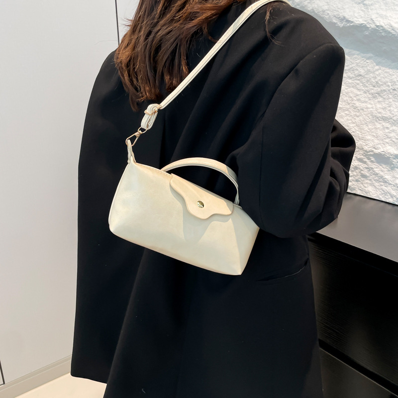 The 2025 new versatile casual handbag, a single-shoulder crossbody bag, is a niche, simple, solid-color, lightweight, and high-end commuter bag for women details Picture