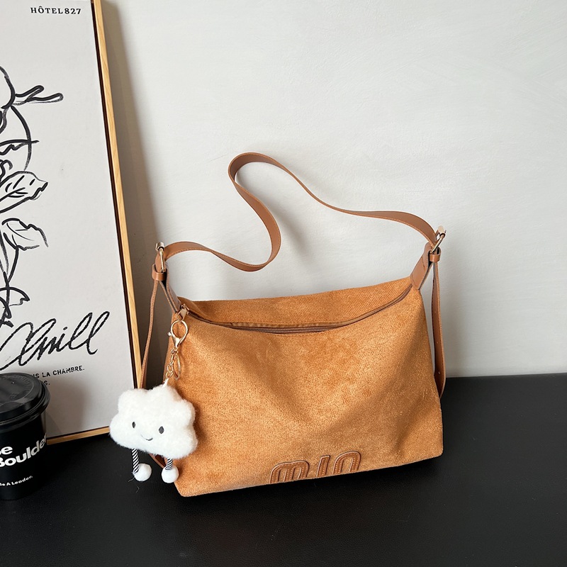 Cross-border commuting large-capacity bag, new winter 2024 women's bag, fashionable and retro single-shoulder bag, high-end tote bag full figure
