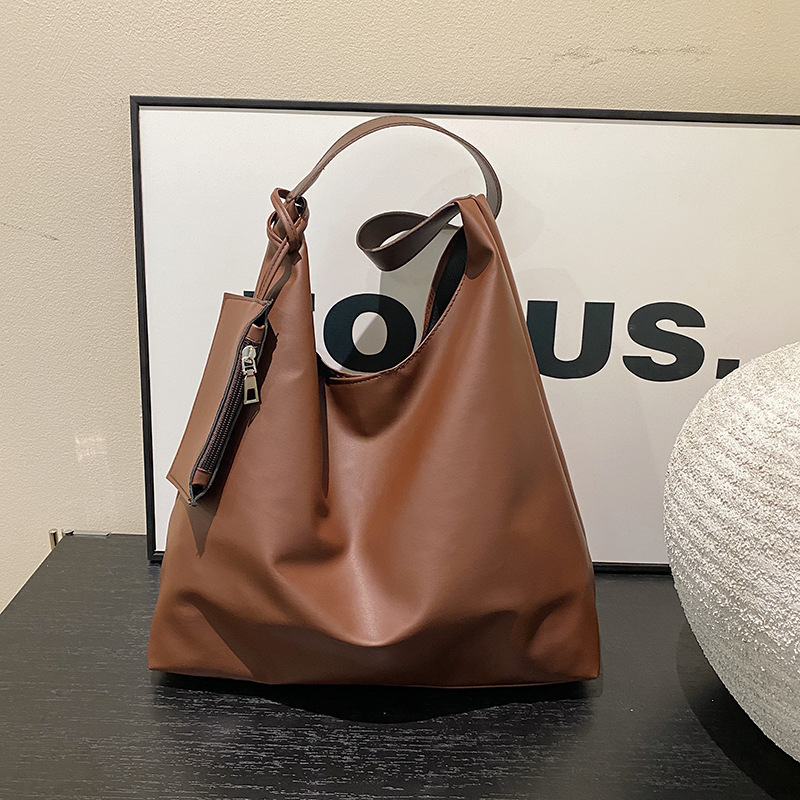 New trendy and fashionable single-shoulder crossbody bag for women, simple and casual large-capacity commuter tote bag full figure