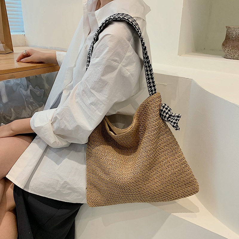 2024 New autumn fashion casual single-shoulder bag, straw woven bag, women's forest-style hand-woven bag, large-capacity beach bag details Picture