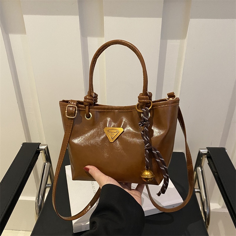 This is a versatile, simple and fashionable handbag for women's 2024 winter collection, featuring a high-end slanted bucket bag full figure