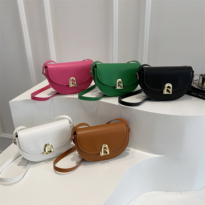 This is a new spring niche design for women. It's a retro and versatile bag for commuting, with a high-end quality and a slanted semi-circular saddle Application Scenario