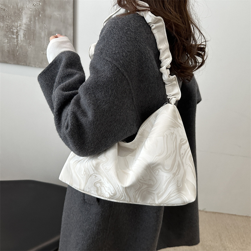 French-style large-capacity single-shoulder bag for women, 2025 new fashion and niche design, commuter shopping crossbody tote bag details Picture