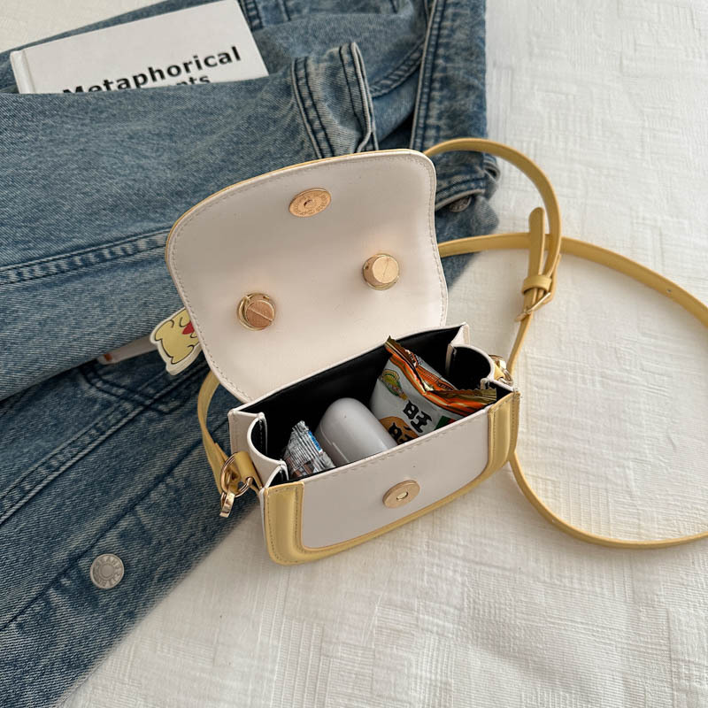 A new summer children's bag for girls, a cute cartoon hand-held small bag, an Instagram little girl's crossbody coin purse Application Scenario
