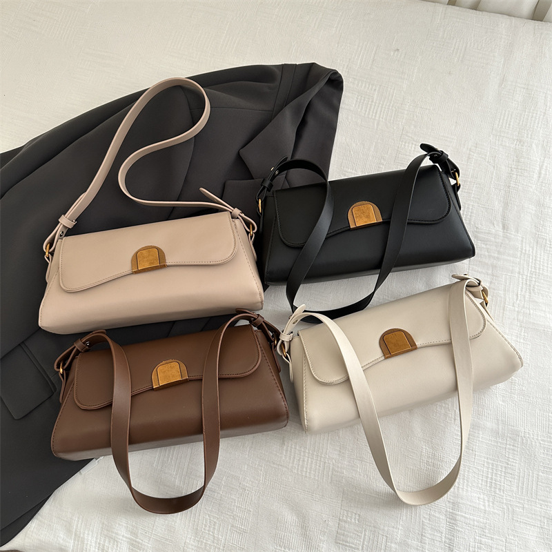 Baguette underarm bag for women 2025 Spring New style, a high-end small square bag for women, a retro commuting single-shoulder bag Application Scenario