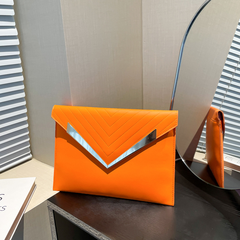 A niche sequined women's clutch bag for 2024, a fashionable and stylish twill body line mobile phone envelope bag full figure