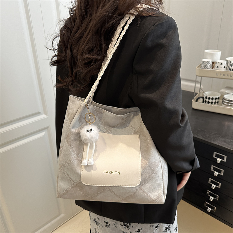 In the spring of 2025, a new large-capacity casual, simple and high-quality commuter woven shoulder strap tote bag is in fashion details Picture