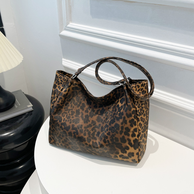 High-end leopard print tote bag for women's winter, large-capacity, high-quality women's bag, fashionable and versatile, commuting single-shoulder bag full figure