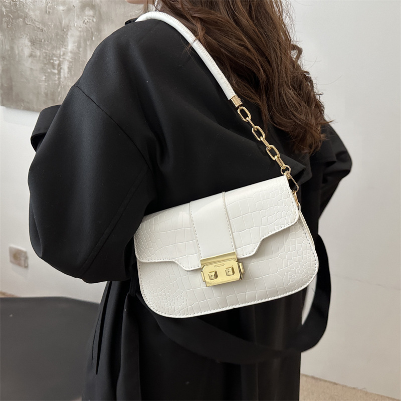 The new crocodile-patterned small square bag is stylish and fashionable. It's a retro candy-colored crossbody bag and a simple bag details Picture