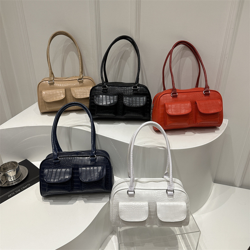 A new large-capacity, retro and simple commuting tote bag and fashionable pillow bag for women in spring 2025, a niche underarm bag Application Scenario